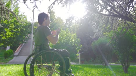 Behinderter-Jugendlicher-Sitzt-Im-Rollstuhl-Und-Betet.